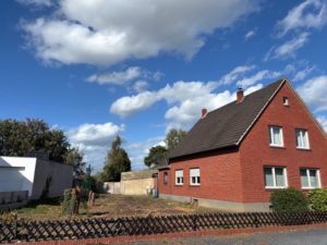 Blick auf Haus mit Grundstück