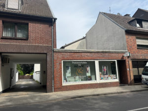 Straßenfront